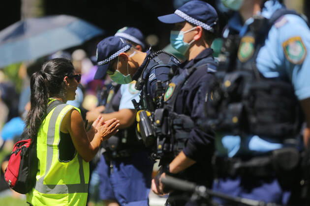 ANTI VACCINATION RALLY SYDNEY, Police officers prevent people from entering an anti-vaccination rally in Sydney, Saturday, February 20, 2021. The national rollout of the Pfizer vaccine will begin on Monday in what will be the largest exercise of its kind in Australia s history. ( NO ARCHIVING, EDITORIAL USE ONLY, NO USE IN BOOKS WITHOUT CONSENT SYDNEY NSW AUSTRALIA Copyright: xSTEVENxSAPHOREx 20210220001521822417