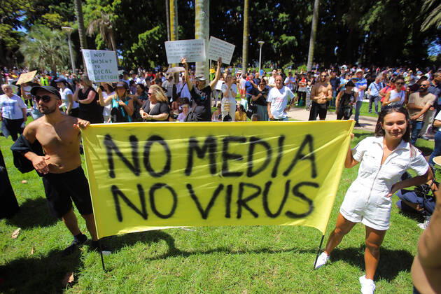 ANTI VACCINATION RALLY SYDNEY, People hold placards during an anti-vaccination rally in Sydney, Saturday, February 20, 2021. The national rollout of the Pfizer vaccine will begin on Monday in what will be the largest exercise of its kind in Australia s history. ( NO ARCHIVING, EDITORIAL USE ONLY, NO USE IN BOOKS WITHOUT CONSENT SYDNEY NSW AUSTRALIA Copyright: xSTEVENxSAPHOREx 20210220001521825418