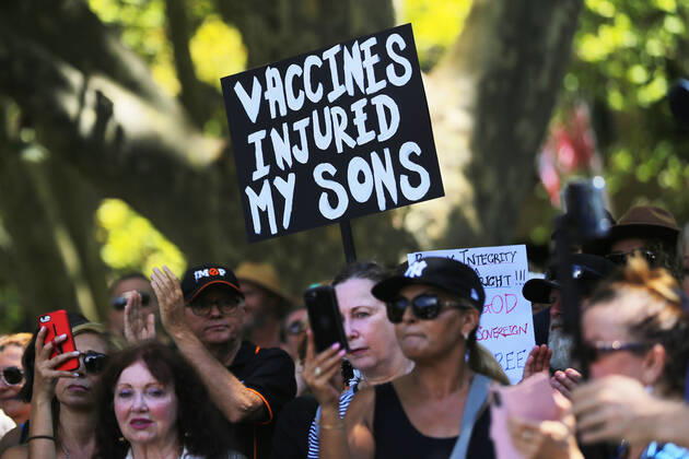 ANTI VACCINATION RALLY SYDNEY, People hold placards during an anti-vaccination rally in Sydney, Saturday, February 20, 2021. The national rollout of the Pfizer vaccine will begin on Monday in what will be the largest exercise of its kind in Australia s history. ( NO ARCHIVING, EDITORIAL USE ONLY, NO USE IN BOOKS WITHOUT CONSENT SYDNEY NSW AUSTRALIA Copyright: xSTEVENxSAPHOREx 20210220001521825447