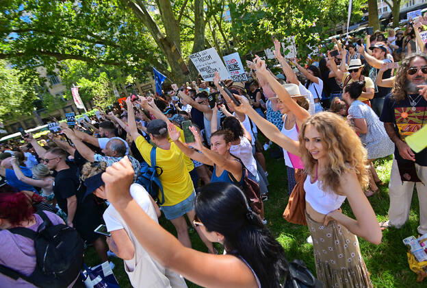 ANTI VACCINATION RALLY SYDNEY, Crowds gather during an anti-vaccination rally in Sydney, Saturday, February 20, 2021. The national rollout of the Pfizer vaccine will begin on Monday in what will be the largest exercise of its kind in Australia s history. ( NO ARCHIVING, EDITORIAL USE ONLY, NO USE IN BOOKS WITHOUT CONSENT SYDNEY NSW AUSTRALIA Copyright: xSTEVENxSAPHOREx 20210220001521826012