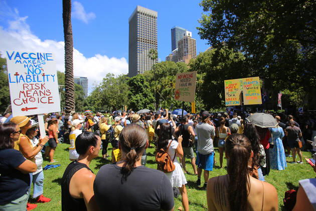 ANTI VACCINATION RALLY SYDNEY, Crowds gather during an anti-vaccination rally in Sydney, Saturday, February 20, 2021. The national rollout of the Pfizer vaccine will begin on Monday in what will be the largest exercise of its kind in Australia s history. ( NO ARCHIVING, EDITORIAL USE ONLY, NO USE IN BOOKS WITHOUT CONSENT SYDNEY NSW AUSTRALIA Copyright: xSTEVENxSAPHOREx 20210220001521826081