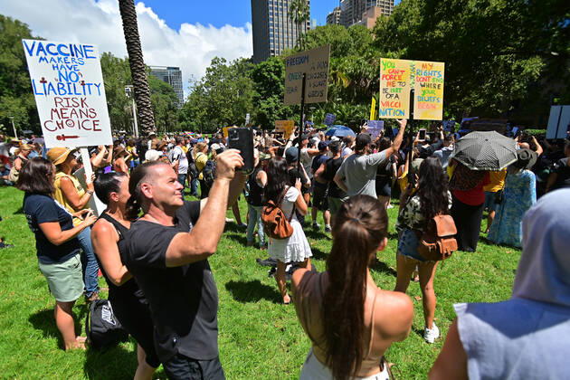 ANTI VACCINATION RALLY SYDNEY, Crowds gather during an anti-vaccination rally in Sydney, Saturday, February 20, 2021. The national rollout of the Pfizer vaccine will begin on Monday in what will be the largest exercise of its kind in Australia s history. ( NO ARCHIVING, EDITORIAL USE ONLY, NO USE IN BOOKS WITHOUT CONSENT SYDNEY NSW AUSTRALIA Copyright: xSTEVENxSAPHOREx 20210220001521826101