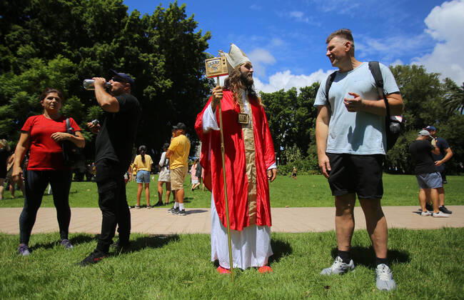 ANTI VACCINATION RALLY SYDNEY, A man dressed as a cardinal during an anti-vaccination rally in Sydney, Saturday, February 20, 2021. The national rollout of the Pfizer vaccine will begin on Monday in what will be the largest exercise of its kind in Australia s history. ( NO ARCHIVING, EDITORIAL USE ONLY, NO USE IN BOOKS WITHOUT CONSENT SYDNEY NSW AUSTRALIA  Copyright: xSTEVENxSAPHOREx 20210220001521826222