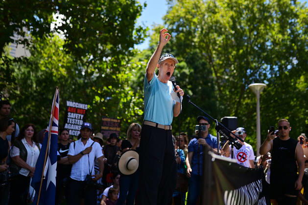ANTI VACCINATION RALLY SYDNEY, A man speaks during an anti-vaccination rally in Sydney, Saturday, February 20, 2021. The national rollout of the Pfizer vaccine will begin on Monday in what will be the largest exercise of its kind in Australia s history. ( NO ARCHIVING, EDITORIAL USE ONLY, NO USE IN BOOKS WITHOUT CONSENT SYDNEY NSW AUSTRALIA Copyright: xSTEVENxSAPHOREx 20210220001521826376