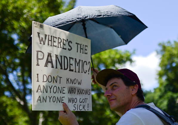 ANTI VACCINATION RALLY SYDNEY, People hold placards during an anti-vaccination rally in Sydney, Saturday, February 20, 2021. The national rollout of the Pfizer vaccine will begin on Monday in what will be the largest exercise of its kind in Australia s history. ( NO ARCHIVING, EDITORIAL USE ONLY, NO USE IN BOOKS WITHOUT CONSENT SYDNEY NSW AUSTRALIA Copyright: xSTEVENxSAPHOREx 20210220001521826653