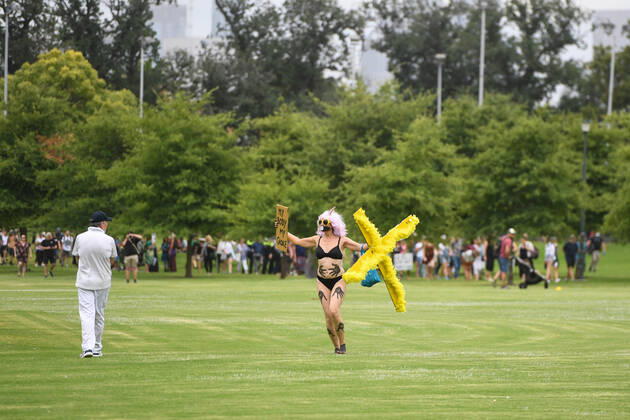 ANTI VACCINATION RALLY MELBOURNE, A protester runs onto a cricket field during an anti-vaccination rally in Melbourne, Saturday, February 20, 2021. The national rollout of the Pfizer vaccine will begin on Monday in what will be the largest exercise of its kind in Australia s history. ( NO ARCHIVING, EDITORIAL USE ONLY, NO USE IN BOOKS WITHOUT CONSENT MELBOURNE VIC AUSTRALIA  Copyright: xERIKxANDERSONx 20210220001521826907