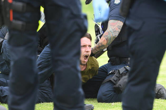 ANTI VACCINATION RALLY MELBOURNE, Police arrest a protester during an anti-vaccination rally in Melbourne, Saturday, February 20, 2021. The national rollout of the Pfizer vaccine will begin on Monday in what will be the largest exercise of its kind in Australia s history. ( NO ARCHIVING, EDITORIAL USE ONLY, NO USE IN BOOKS WITHOUT CONSENT MELBOURNE VIC AUSTRALIA Copyright: xERIKxANDERSONx 20210220001521826929