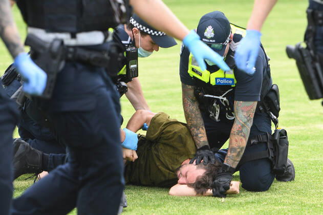 ANTI VACCINATION RALLY MELBOURNE, Police arrest a protester during an anti-vaccination rally in Melbourne, Saturday, February 20, 2021. The national rollout of the Pfizer vaccine will begin on Monday in what will be the largest exercise of its kind in Australia s history. ( NO ARCHIVING, EDITORIAL USE ONLY, NO USE IN BOOKS WITHOUT CONSENT MELBOURNE VIC AUSTRALIA Copyright: xERIKxANDERSONx 20210220001521826951