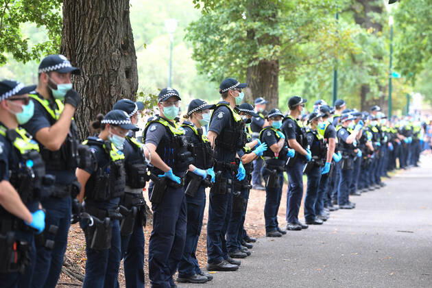 ANTI VACCINATION RALLY MELBOURNE, Police are seen during an anti-vaccination rally in Melbourne, Saturday, February 20, 2021. The national rollout of the Pfizer vaccine will begin on Monday in what will be the largest exercise of its kind in Australia s history. ( NO ARCHIVING, EDITORIAL USE ONLY, NO USE IN BOOKS WITHOUT CONSENT MELBOURNE VIC AUSTRALIA Copyright: xERIKxANDERSONx 20210220001521826973
