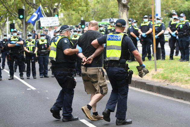 ANTI VACCINATION RALLY MELBOURNE, Police arrest a protester during an anti-vaccination rally in Melbourne, Saturday, February 20, 2021. The national rollout of the Pfizer vaccine will begin on Monday in what will be the largest exercise of its kind in Australia s history. ( NO ARCHIVING, EDITORIAL USE ONLY, NO USE IN BOOKS WITHOUT CONSENT MELBOURNE VIC AUSTRALIA Copyright: xERIKxANDERSONx 20210220001521826995