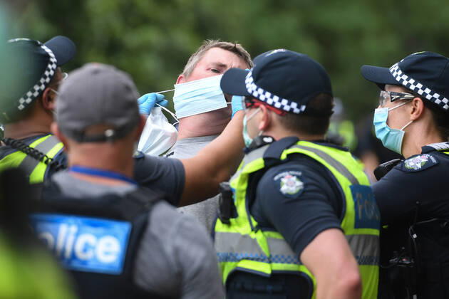 ANTI VACCINATION RALLY MELBOURNE, Police attempt to put a mask on an arrested protester during an anti-vaccination rally in Melbourne, Saturday, February 20, 2021. The national rollout of the Pfizer vaccine will begin on Monday in what will be the largest exercise of its kind in Australia s history. ( NO ARCHIVING, EDITORIAL USE ONLY, NO USE IN BOOKS WITHOUT CONSENT MELBOURNE VIC AUSTRALIA  Copyright: xERIKxANDERSONx 20210220001521827018