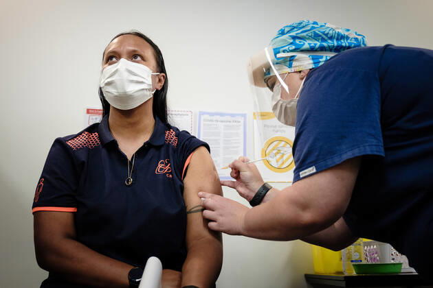 (210220) -- AUCKLAND, Feb. 20, 2021 () -- A border worker receives a dose of the COVID-19 vaccine in Auckland, New Zealand, Feb. 20, 2021. New Zealand s COVID-19 vaccination official roll-out began on Saturday when border workers received their first vaccinations in Auckland s quarantine facility. () NEW ZEALAND-AUCKLAND-COVID-19-VACCINATION Xinhua 