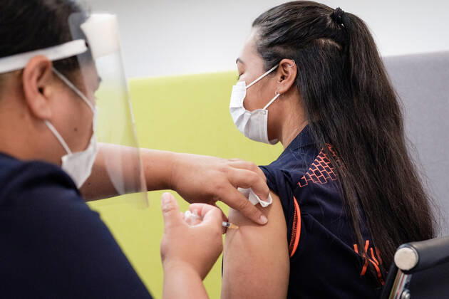 (210220) -- AUCKLAND, Feb. 20, 2021 () -- A border worker receives a dose of the COVID-19 vaccine in Auckland, New Zealand, Feb. 20, 2021. New Zealand s COVID-19 vaccination official roll-out began on Saturday when border workers received their first vaccinations in Auckland s quarantine facility. () NEW ZEALAND-AUCKLAND-COVID-19-VACCINATION Xinhua 