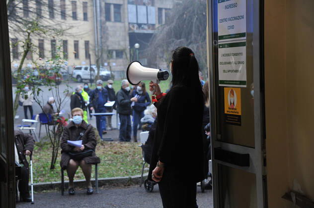 foto ipp clemente marmorino- milano 20 02 2021- coronavirus covid 19 - via ippoctate sede distaccata ospedale niguarda- campagna di vaccinazione over 80 anziani - vaccini pfizer - operatori sanitari infermieri campagna di vaccinazione over 8