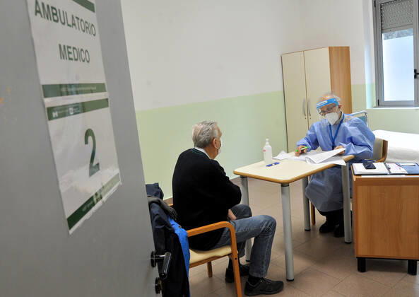 foto ipp clemente marmorino- milano 20 02 2021- coronavirus covid 19 - via ippoctate sede distaccata ospedale niguarda- campagna di vaccinazione over 80 anziani - vaccini pfizer - operatori sanitari infermieri campagna di vaccinazione over 8