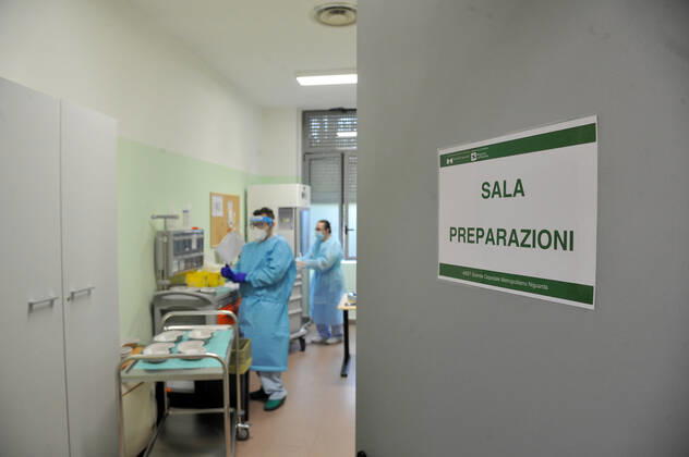 foto ipp clemente marmorino- milano 20 02 2021- coronavirus covid 19 - via ippoctate sede distaccata ospedale niguarda- campagna di vaccinazione over 80 anziani - vaccini pfizer - operatori sanitari infermieri campagna di vaccinazione over 8