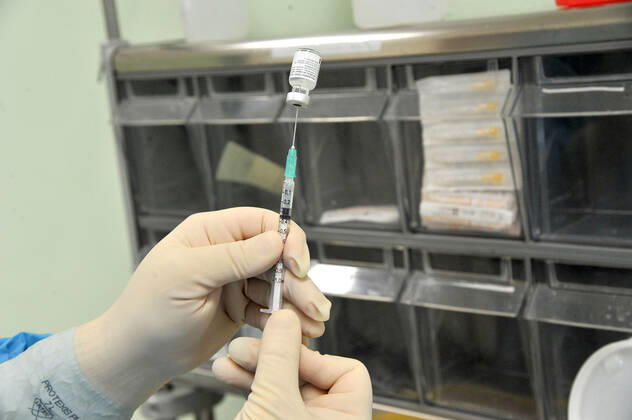 foto ipp clemente marmorino- milano 20 02 2021- coronavirus covid 19 - via ippoctate sede distaccata ospedale niguarda- campagna di vaccinazione over 80 anziani - vaccino pfizer - operatori sanitari infermieri campagna di vaccinazione over 8