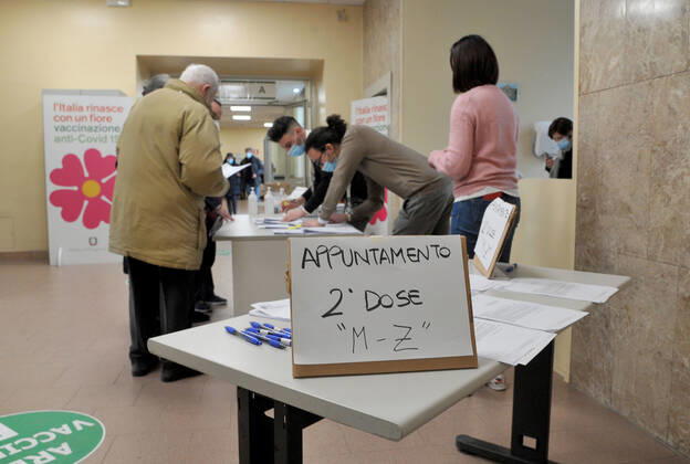 foto ipp clemente marmorino- milano 20 02 2021- coronavirus covid 19 - via ippoctate sede distaccata ospedale niguarda- campagna di vaccinazione over 80 anziani - vaccini pfizer - operatori sanitari infermieri campagna di vaccinazione over 8