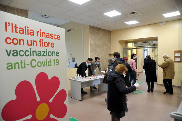 foto ipp clemente marmorino- milano 20 02 2021- coronavirus covid 19 - via ippoctate sede distaccata ospedale niguarda- campagna di vaccinazione over 80 anziani - vaccini pfizer - operatori sanitari infermieri campagna di vaccinazione over 8