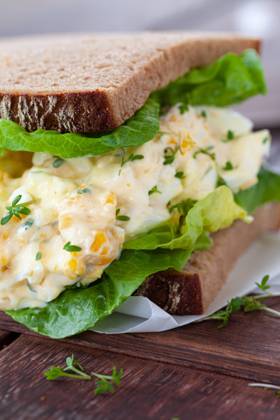 Rustikal belegtes Brot mit Eiersalat und frischem Salat