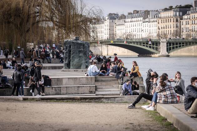 Paris, France le 20 fevrier 2021 - Ambiances festives sur les quais de seine lors d une premiere journee estivale dans la capitale - Festive atmospheres on the quays of the Seine during a first summer day in the capital  Copyright: xLucxNoboutx