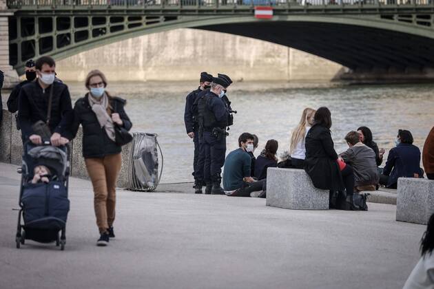 Paris, France le 20 fevrier 2021 - Ambiances festives sur les quais de seine lors d une premiere journee estivale dans la capitale - Festive atmospheres on the quays of the Seine during a first summer day in the capital  Copyright: xLucxNoboutx