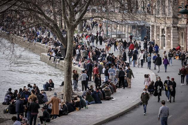News Bilder des Tages Paris, France le 20 fevrier 2021 - Ambiances festives sur les quais de seine lors d une premiere journee estivale dans la capitale - Festive atmospheres on the quays of the Seine during a first summer day in the capital  Copyright: xLucxNoboutx