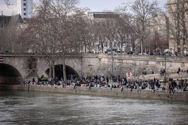 Paris, France le 20 fevrier 2021 - Ambiances festives sur les quais de seine lors d une premiere journee estivale dans la capitale - Festive atmospheres on the quays of the Seine during a first summer day in the capital  Copyright: xLucxNoboutx