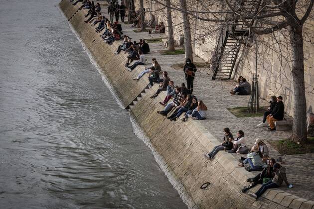 Paris, France le 20 fevrier 2021 - Ambiances festives sur les quais de seine lors d une premiere journee estivale dans la capitale - Festive atmospheres on the quays of the Seine during a first summer day in the capital  Copyright: xLucxNoboutx