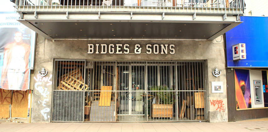 Geschlossenes Geschäft Bidges & Sons Burger auf der nahezu menschenleeren Reeperbahn in Hamburg-St.-Pauli während des Lockdowns. St. Pauli Hamburg