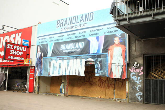 Geschlossenes Geschäft Brandland Designer Outlet auf der nahezu menschenleeren Reeperbahn in Hamburg-St.-Pauli während des Lockdowns. St. Pauli Hamburg