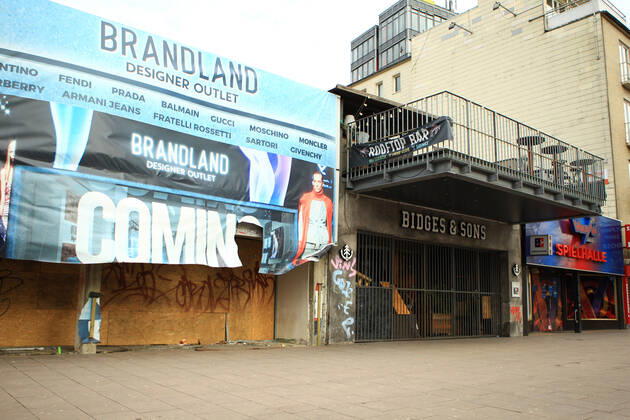 Geschlossenes Geschäft Brandland Designer Outlet auf der nahezu menschenleeren Reeperbahn in Hamburg-St.-Pauli während des Lockdowns. St. Pauli Hamburg