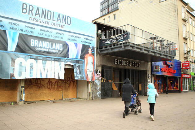 Geschlossenes Geschäft Brandland Designer Outlet auf der nahezu menschenleeren Reeperbahn in Hamburg-St.-Pauli während des Lockdowns. St. Pauli Hamburg