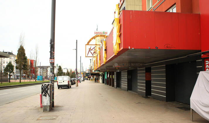Geschlossene Geschäfte auf der nahezu menschenleeren Reeperbahn in Hamburg-St.-Pauli während des Lockdowns. St. Pauli Hamburg