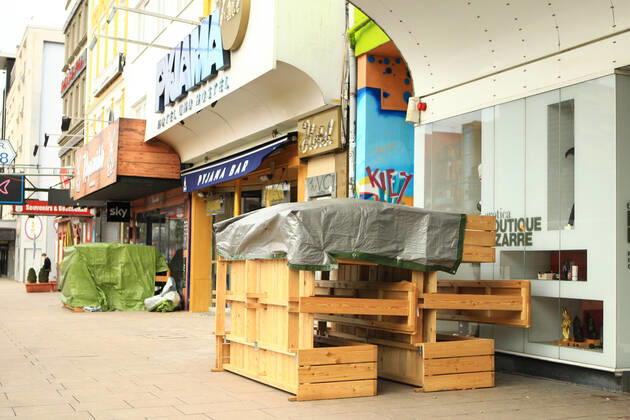 Geschlossene Geschäfte auf der nahezu menschenleeren Reeperbahn in Hamburg-St.-Pauli während des Lockdowns. St. Pauli Hamburg
