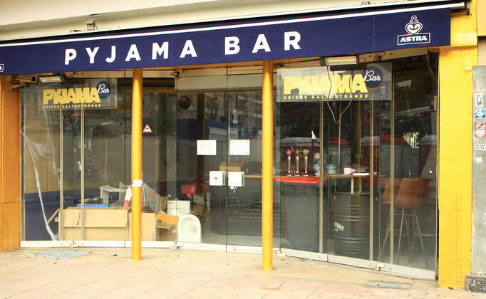 Geschlossene Bar auf der nahezu menschenleeren Reeperbahn in Hamburg-St.-Pauli während des Lockdowns. St. Pauli Hamburg