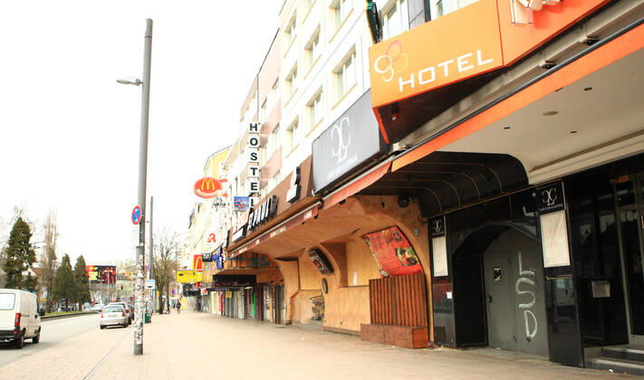 Geschlossene Geschäfte auf der nahezu menschenleeren Reeperbahn in Hamburg-St.-Pauli während des Lockdowns. St. Pauli Hamburg