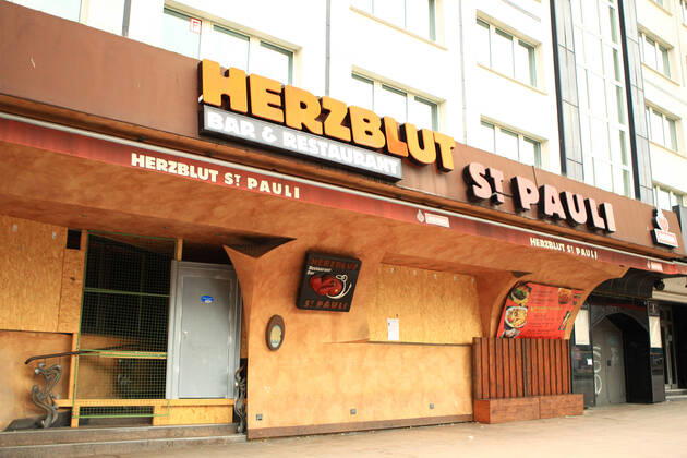 Geschlossene Bar Herzblut auf der nahezu menschenleeren Reeperbahn in Hamburg-St.-Pauli während des Lockdowns. St. Pauli Hamburg