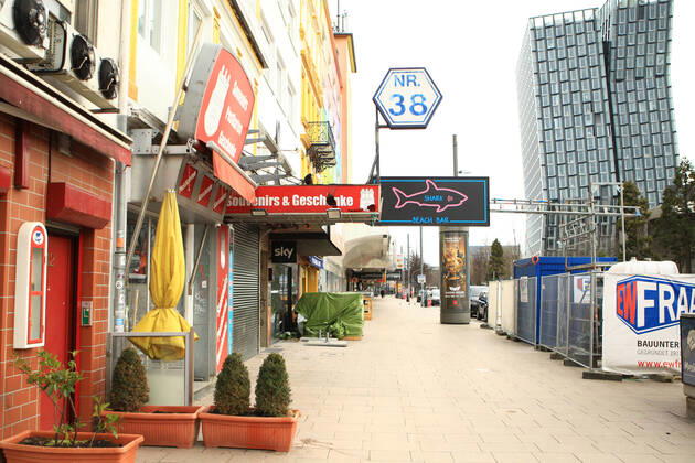Geschlossene Geschäfte auf der nahezu menschenleeren Reeperbahn in Hamburg-St.-Pauli während des Lockdowns. St. Pauli Hamburg