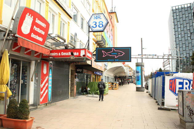 Geschlossene Geschäfte auf der nahezu menschenleeren Reeperbahn in Hamburg-St.-Pauli während des Lockdowns. St. Pauli Hamburg