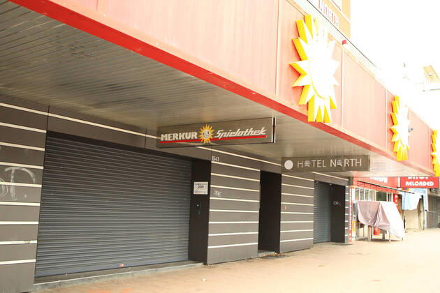 Geschlossene Spielhalle auf der nahezu menschenleeren Reeperbahn in Hamburg-St.-Pauli während des Lockdowns. St. Pauli Hamburg