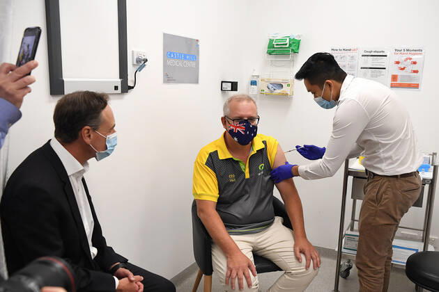 SCOTT MORRISON COVID19 VACCINATION, Australian Health Minister Greg Hunt looks on as Prime Minister Scott Morrison receives his COVID-19 vaccination during a visit to Castle Hill Medical Centre to preview the COVID-19 vaccination program on Sunday, February 21, 2021. The PM has received a COVID-19 vaccination, joining a small group of people who are the first in Australia to receive a jab. ( NO ARCHIVING, EDITORIAL USE ONLY, NO USE IN BOOKS WITHOUT CONSENT SYDNEY NSW AUSTRALIA Copyright: xJOELxCARRETTx 20210221001522016649