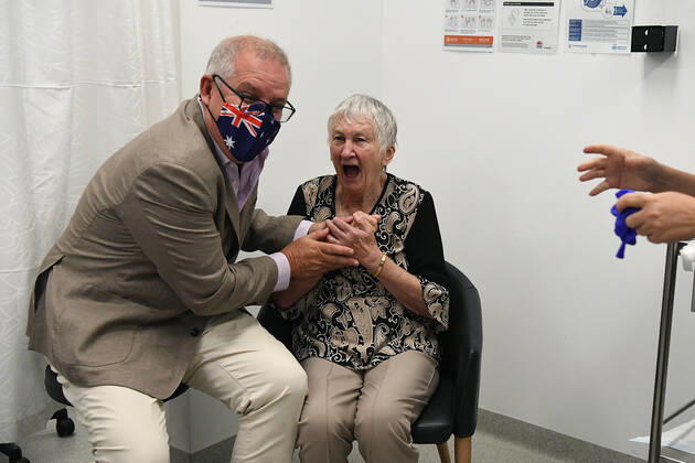 SCOTT MORRISON COVID19 VACCINATION, Australian Prime Minister Scott Morrison gestures alongside Aged care resident Jane Malysiak (left) as she receives the first Codid-19 vaccine in Australia during a visit to Castle Hill Medical Centre to preview the COVID-19 vaccination program on Sunday, February 21, 2021. ( NO ARCHIVING, EDITORIAL USE ONLY, NO USE IN BOOKS WITHOUT CONSENT SYDNEY NSW AUSTRALIA  Copyright: xJOELxCARRETTx 20210221001522029454