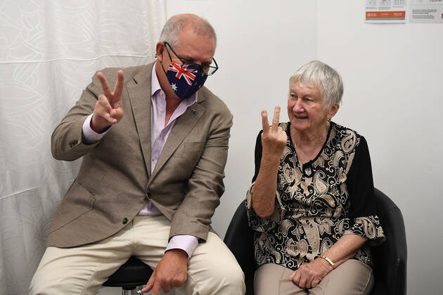 SCOTT MORRISON COVID19 VACCINATION, Australian Prime Minister Scott Morrison gestures alongside Aged care resident Jane Malysiak (left) as she receives the first Codid-19 vaccine in Australia during a visit to Castle Hill Medical Centre to preview the COVID-19 vaccination program on Sunday, February 21, 2021. ( NO ARCHIVING, EDITORIAL USE ONLY, NO USE IN BOOKS WITHOUT CONSENT SYDNEY NSW AUSTRALIA  Copyright: xJOELxCARRETTx 20210221001522029517
