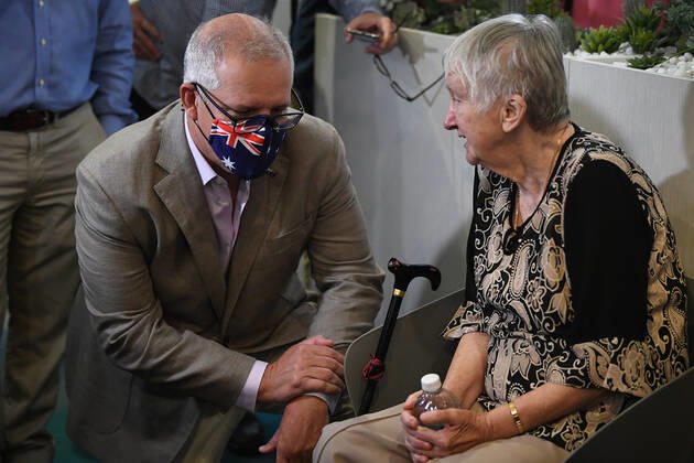 SCOTT MORRISON COVID19 VACCINATION, Australian Prime Minister Scott Morrison speaks with Aged care resident Jane Malysiak ahead of her receiving the first Codid-19 vaccine in Australia during a visit to Castle Hill Medical Centre to preview the COVID-19 vaccination program on Sunday, February 21, 2021. ( NO ARCHIVING, EDITORIAL USE ONLY, NO USE IN BOOKS WITHOUT CONSENT SYDNEY NSW AUSTRALIA Copyright: xJOELxCARRETTx 20210221001522033536
