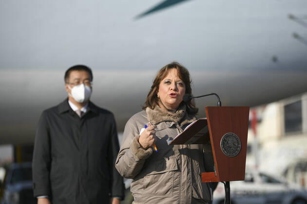 (210221) -- MEXICO CITY, Feb. 21, 2021 -- Mexican Deputy Foreign Minister for Multilateral Affairs Martha Delgado (R) speaks at the arrival of the first shipment of COVID-19 vaccines from Chinese company Sinovac at the airport, in Mexico City, Mexico, Feb. 20, 2021. The first shipment of COVID-19 vaccines from Chinese company Sinovac arrived in Mexico City on Saturday, authorities reported. ) MEXICO-MEXICO CITY-CHINA-SINOVAC-VACCINE-ARRIVAL XinxYuewei