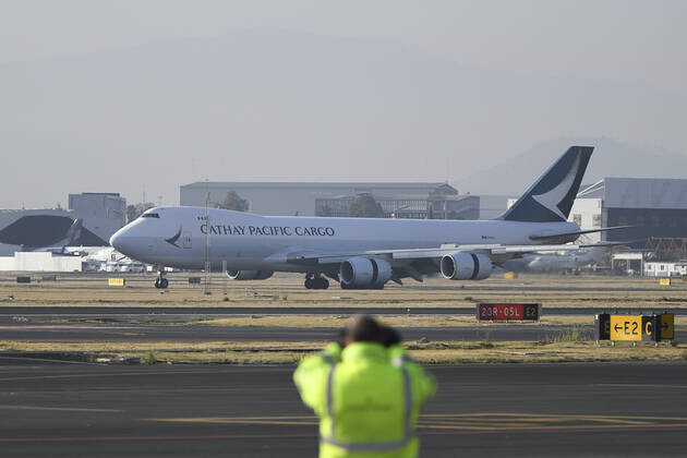 (210221) -- MEXICO CITY, Feb. 21, 2021 -- A plane carrying COVID-19 vaccines from Chinese company Sinovac arrives in Mexico City, Feb. 20, 2021. The first shipment of COVID-19 vaccines from Chinese company Sinovac arrived in Mexico City on Saturday, authorities reported. ) MEXICO-MEXICO CITY-CHINA-SINOVAC-VACCINE-ARRIVAL XinxYuewei