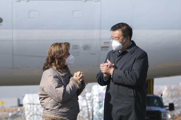 (210221) -- MEXICO CITY, Feb. 21, 2021 -- Mexican Deputy Foreign Minister for Multilateral Affairs Martha Delgado (L) and Chinese Ambassador to Mexico Zhu Qingqiao greet each other at the arrival of the first shipment of COVID-19 vaccines from Chinese company Sinovac at the airport, in Mexico City, Mexico, Feb. 20, 2021. The first shipment of COVID-19 vaccines from Chinese company Sinovac arrived in Mexico City on Saturday, authorities reported. ) MEXICO-MEXICO CITY-CHINA-SINOVAC-VACCINE-ARRIVAL XinxYuewei 