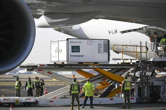 (210221) -- MEXICO CITY, Feb. 21, 2021 -- Staff members unload a temperature-controlled cargo container with COVID-19 vaccines from Chinese company Sinovac inside from a plane at the airport in Mexico City, Mexico, Feb. 20, 2021. The first shipment of COVID-19 vaccines from Chinese company Sinovac arrived in Mexico City on Saturday, authorities reported. ) MEXICO-MEXICO CITY-CHINA-SINOVAC-VACCINE-ARRIVAL XinxYuewei