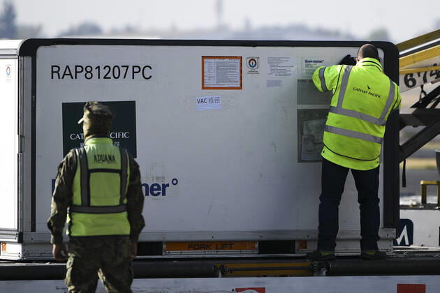 (210221) -- MEXICO CITY, Feb. 21, 2021 -- Staff members unload a temperature-controlled cargo container with COVID-19 vaccines from Chinese company Sinovac inside from a plane at the airport in Mexico City, Mexico, Feb. 20, 2021. The first shipment of COVID-19 vaccines from Chinese company Sinovac arrived in Mexico City on Saturday, authorities reported. ) MEXICO-MEXICO CITY-CHINA-SINOVAC-VACCINE-ARRIVAL XinxYuewei